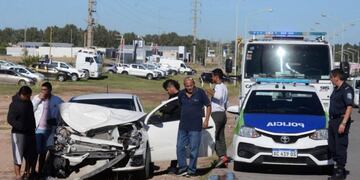 Un auto chocó de lleno contra un colectivo