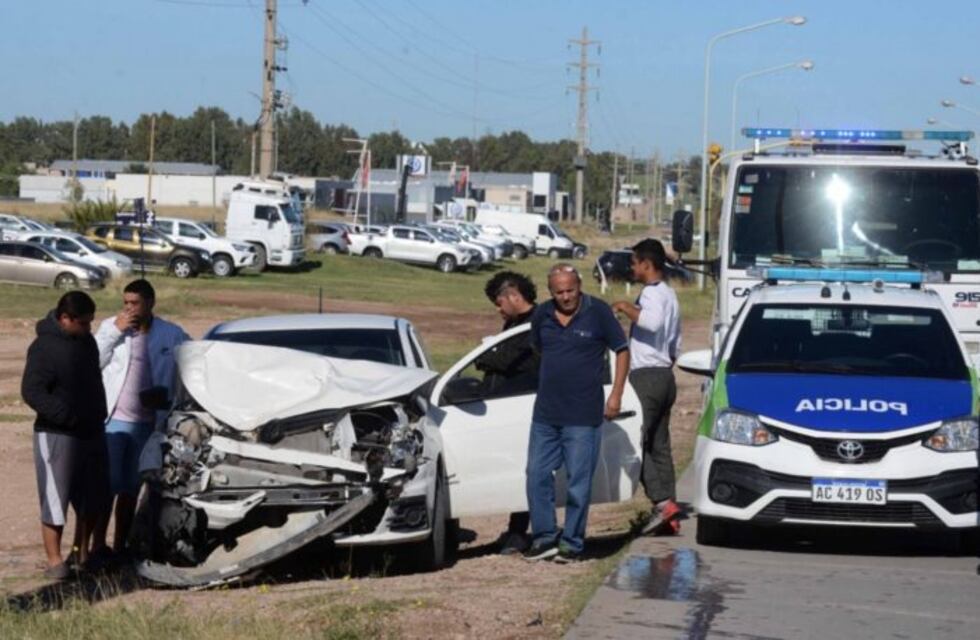 Chocó de lleno contra un colectivo y salió ileso