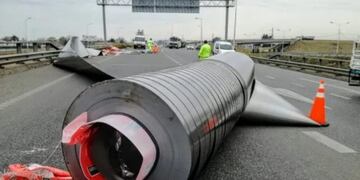 La caída de la bobina de acero de 12 toneladas sorprendió a los automovilistas y de milagro no ocasionó una colisión\u002E (La Capital)