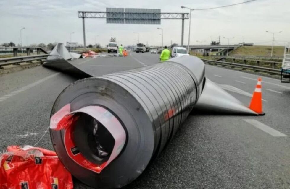 Bobina de acero de 12 toneladas se desprendió de un camión y de milagro nadie la embistió en Circunvalación