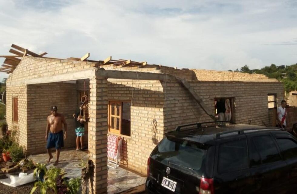 Un tornado voló techos, árboles y antenas en Jardín América