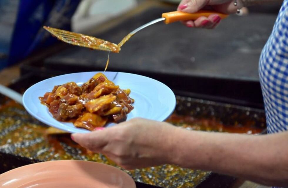 Clubes de La Plata cocinan para hogares y comedores barriales