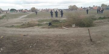 Más de 20 familias ocuparon una cancha de fútbol en Viedma