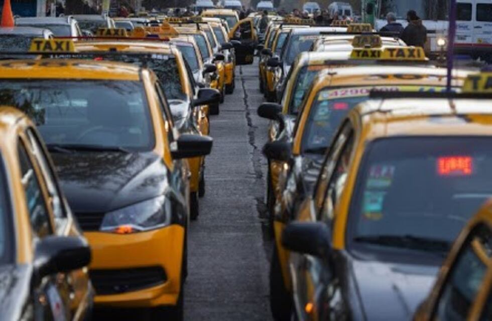 Nuevas medidas para alivianar la situación de taxis y remises
