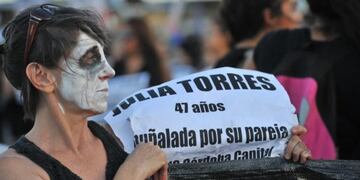 Piden llevar a juicio a los policías que debían custodiar a Julia Torres, asesinada por su expareja\u002E