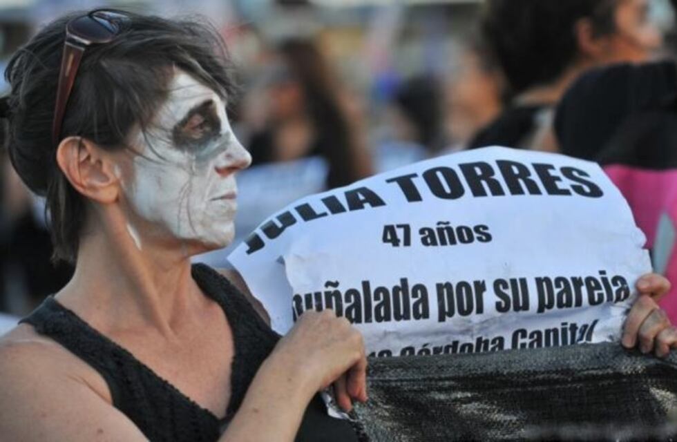 Piden juicio a tres policías que debían custodiar a víctima de femicidio