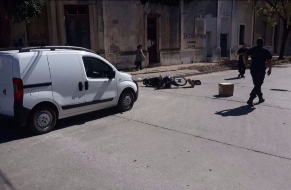 Una moto y un utilitario protagonizaron un impactante accidente