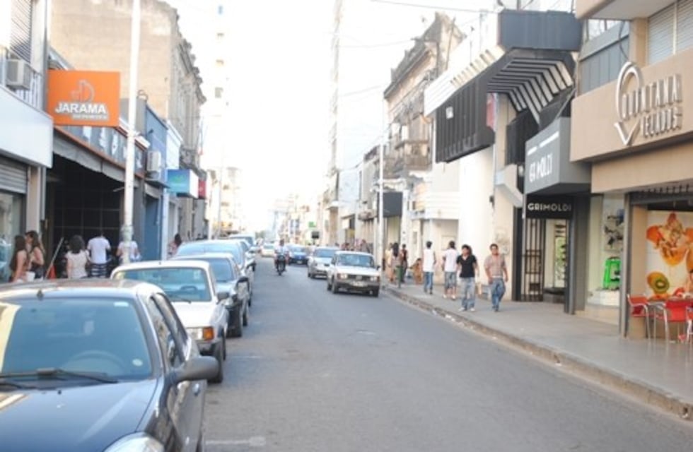 Persianas bajas y negocios cerrados en el microcentro por el Día del Empleado de Comercio