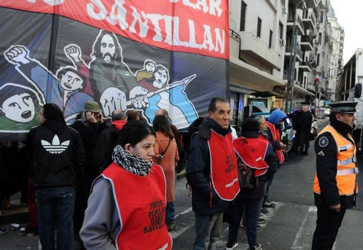Un comisario recibió un piedrazo en la cabeza durante una protesta social en Resistencia\u002E (Foto: Diario Chaco)