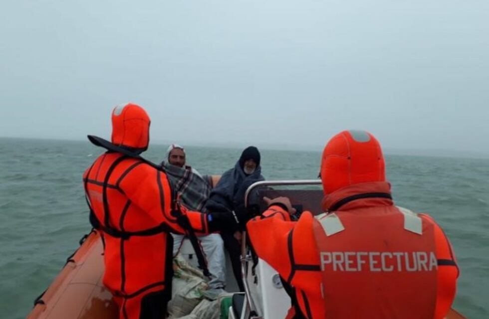 Prefectura rescató a dos pescadores en Santa Cruz