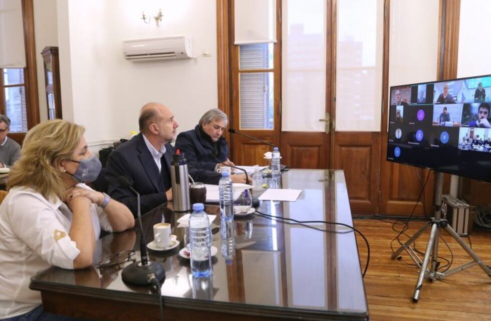 Santa Fe restringirá actividad económica si no funciona límite para reuniones