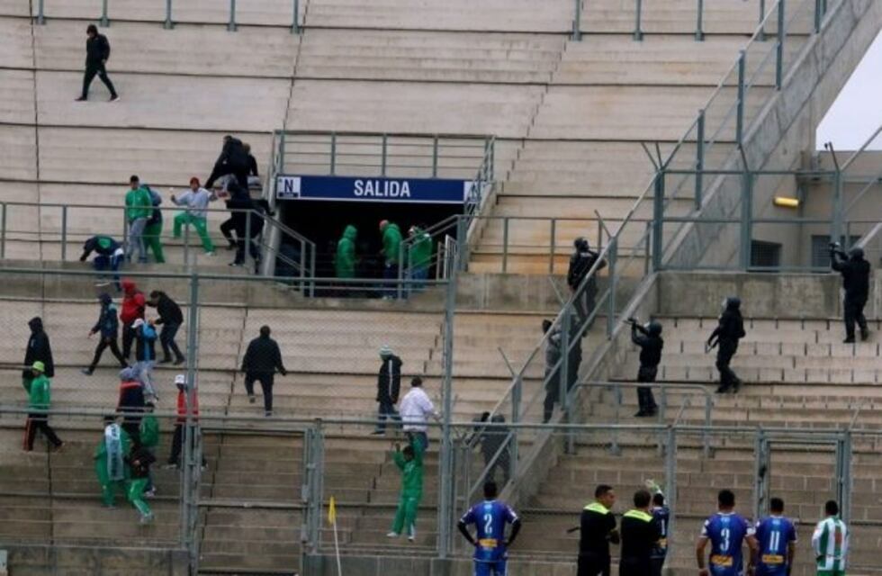 Escandalosa semifinal: corridas, destrozos e intervención policial