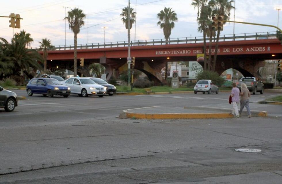 Murió un motociclista tras chocar contra un poste de luz en el Nudo Vial