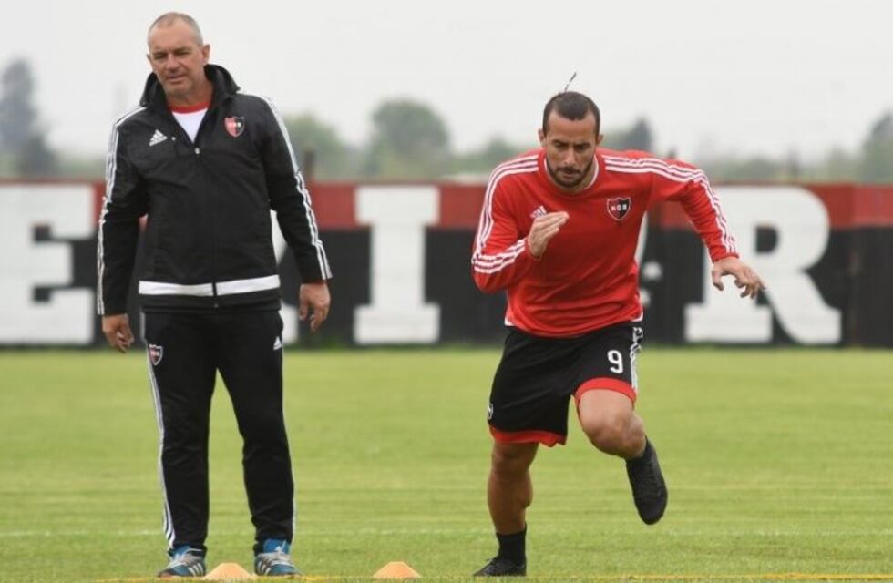 Llop analiza incluir juntos a Guevgeozian y Leal, ante la falta de gol de Newell's