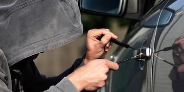 Dos jóvenes fueron detenidos luego de que robaran automóviles\u002E