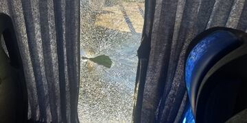 Ataque a piedrazos a colectivo 33/9