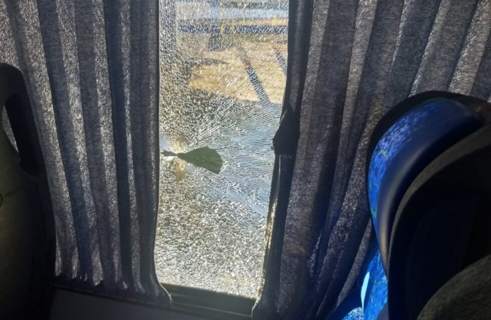 Lesionaron a una joven al arrojar piedrazos contra un colectivo