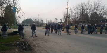 Trabajadores de la UOCRA se enfrentaron con la policía en Ensenada (web)\u002E
