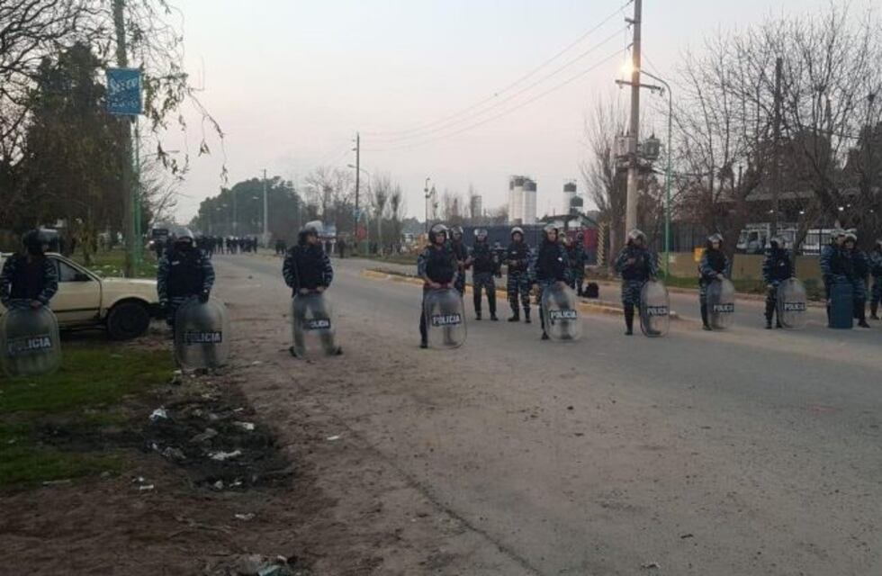 Trabajadores de la UOCRA volvieron a YPF en medio de un gran operativo