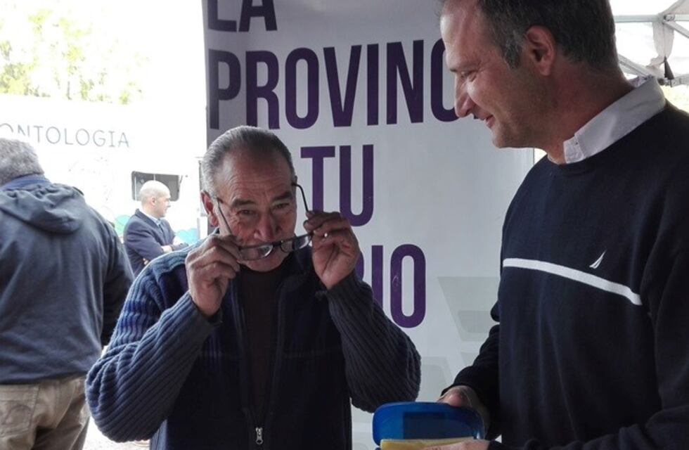 Entregan más de 200 anteojos en Tunuyán a través del plan La Provincia en tu Barrio