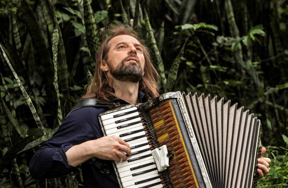 Chango Spasiuk en Santa Ana y luego, en gira europea con Raúl Barboza