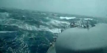 Un fuerte temporal con vientos extremos y olas gigantes dificulta la búsqueda del ARA San Juan\u002E