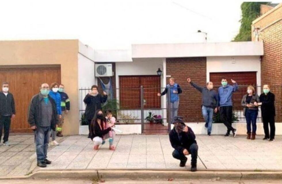 Se recuperó de coronavirus y sus vecinos la recibieron con cantos y aplausos