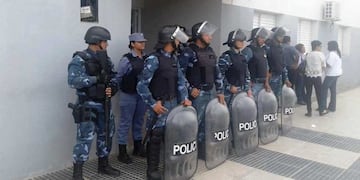 De esta manera la policía antimotines no permitió la entrada de simpatizantes de la oposición