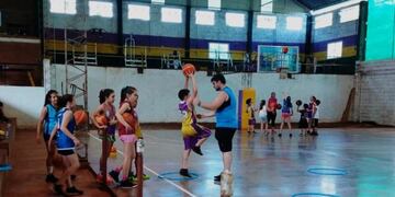 El básquetbol será una excusa para compartir con nuevos amigos en El Coatí