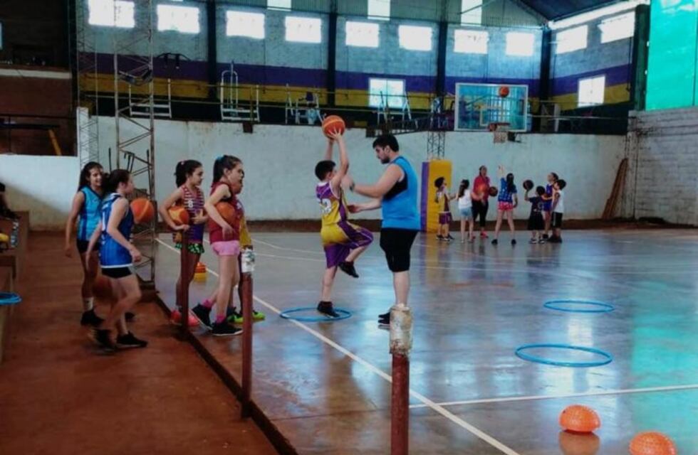 Básquetbol: comenzaron en el club Coatí las clases de verano
