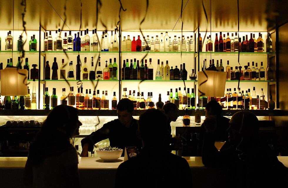 Clausuraron un bar en la Arístides a raíz de una fiesta clandestina: había más de 50 personas bailando