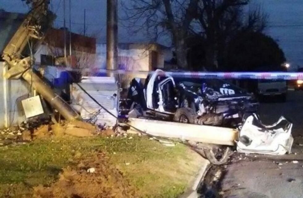 Perseguían a ladrones y resultaron heridos al chocar contra postes de luz