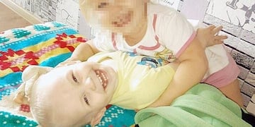 Dejó solos a sus hijos para escaparse con el amante y uno de ellos murió de hambre