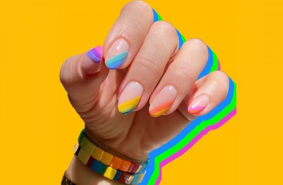 La nueva tendencia entre famosas: uñas multicolor al estilo tie dye y como símbolo de inclusión