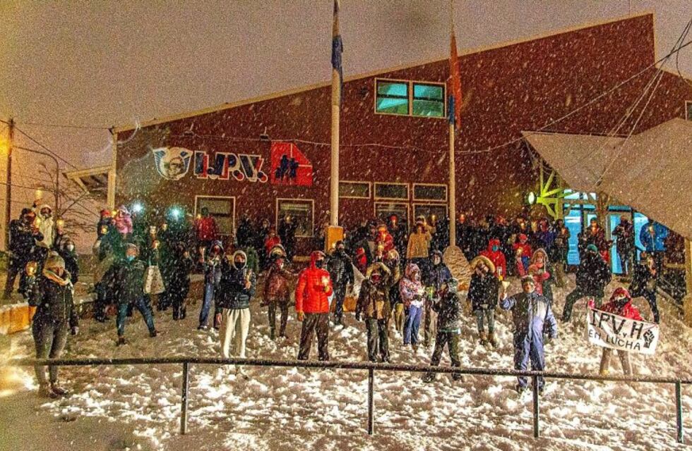 Empleados del IPVyH realizaron un abrazo simbólico al instituto