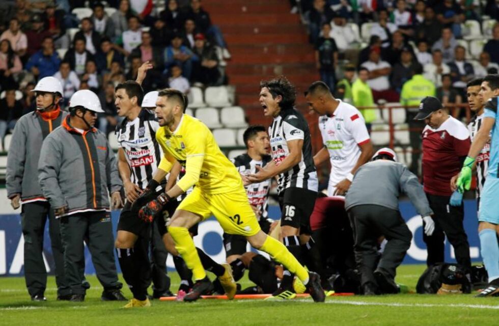 Un futbolista paraguayo fue resucitado en pleno partido de la Copa Sudamericana