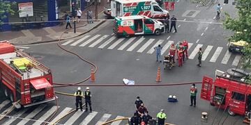 Voraz incendio en un comercio ubicado en avenida San Juan al 3700, en el barrio porteño de Boedo\u002E (Vía País)