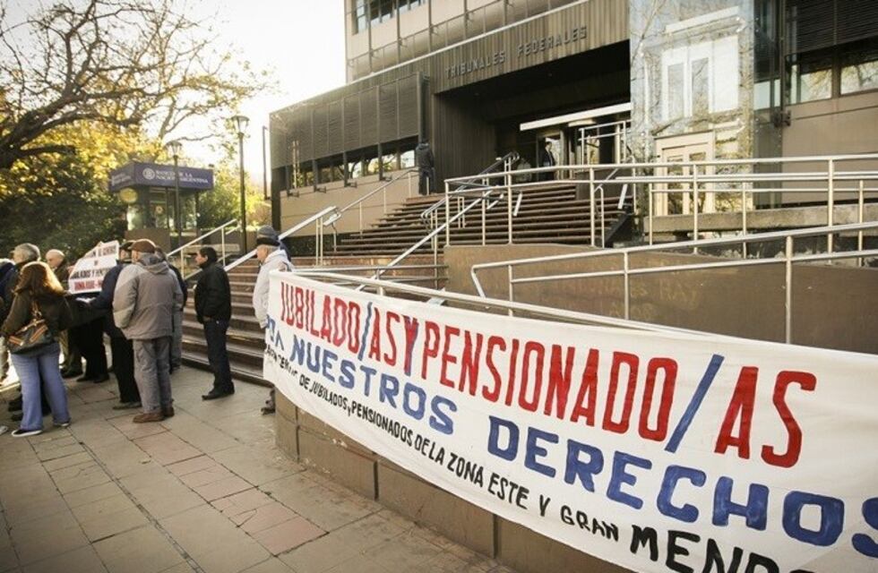 Jubilados vuelven a las calles a pedir por los medicamentos
