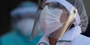 A health worker protests demanding that more doctors be hired and for better working conditions amid the new coronavirus pandemic, outside the Del Norte Hospital in El Alto, Bolivia, Tuesday, June 16, 2020\u002E (AP Photo/Juan Karita)