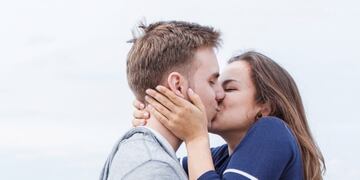 ¿Por qué nos molesta ver gente besándose en público?