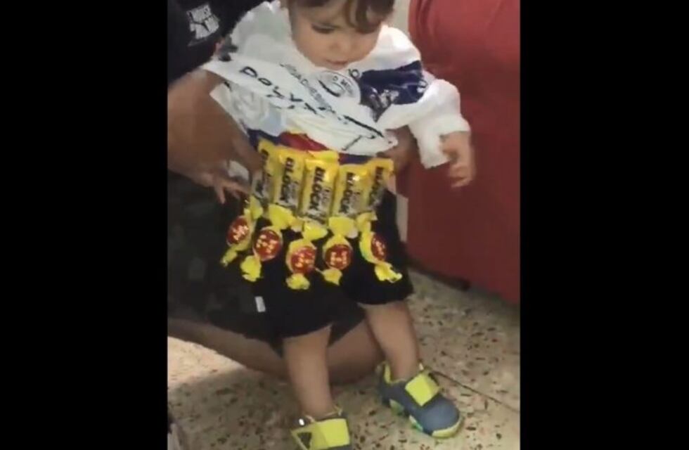 El video de un hincha de Merlo en respuesta a la mujer que ató bengalas a su hija