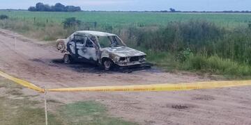 El Renault 9 quedó destrozado por las llamas cerca de la Ruta Provincial 1\u002E (Aire de Santa Fe)