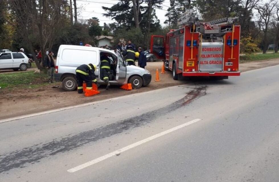 Anisacate: intentó sobrepasar a un vehículo en la ruta y terminó impactando contra un árbol