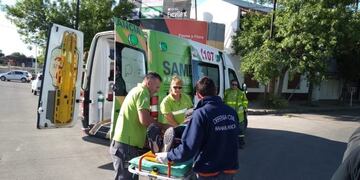 Un mujer herida en un choque entre una moto y un auto
