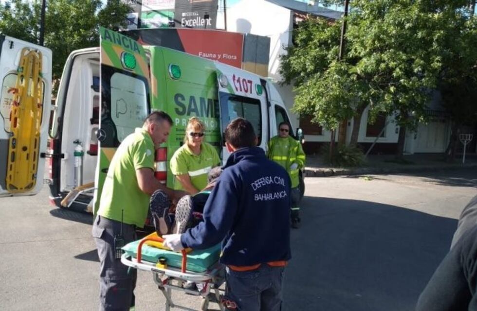 Una motociclista herida tras chocar contra un auto