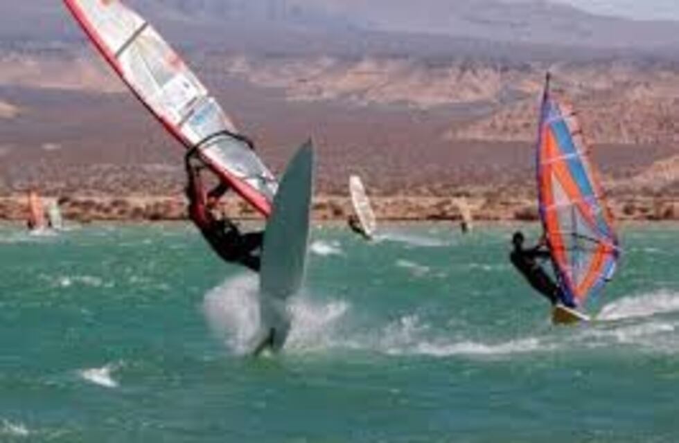 El windsurf se consolida como atractivo turístico de Puerto Deseado