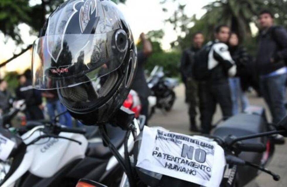 Motoqueros de Córdoba protestaron contra el grabado de patentes en cascos y chalecos