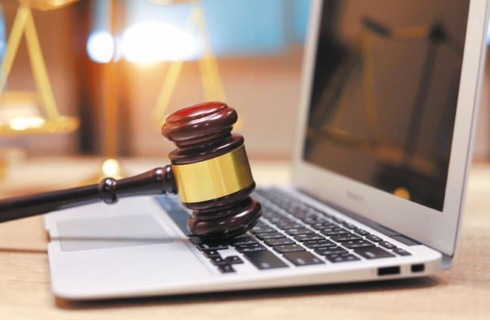 Escándalo: un abogado almuerza mientras leen la sentencia de su cliente