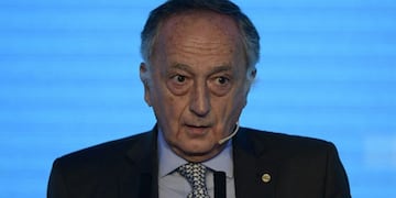 Miguel Acevedo, presidente de la UIA\u002E Foto:  JUAN MABROMATA / AFP)