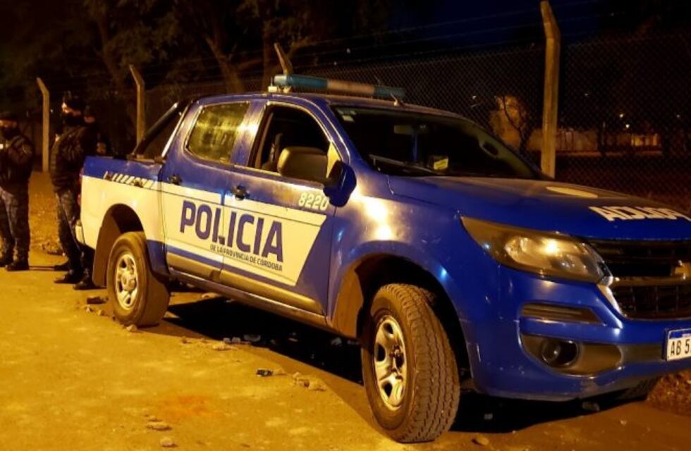 Piedrazos, disturbios y policías heridos por la muerte de un joven en Argüello Lourdes